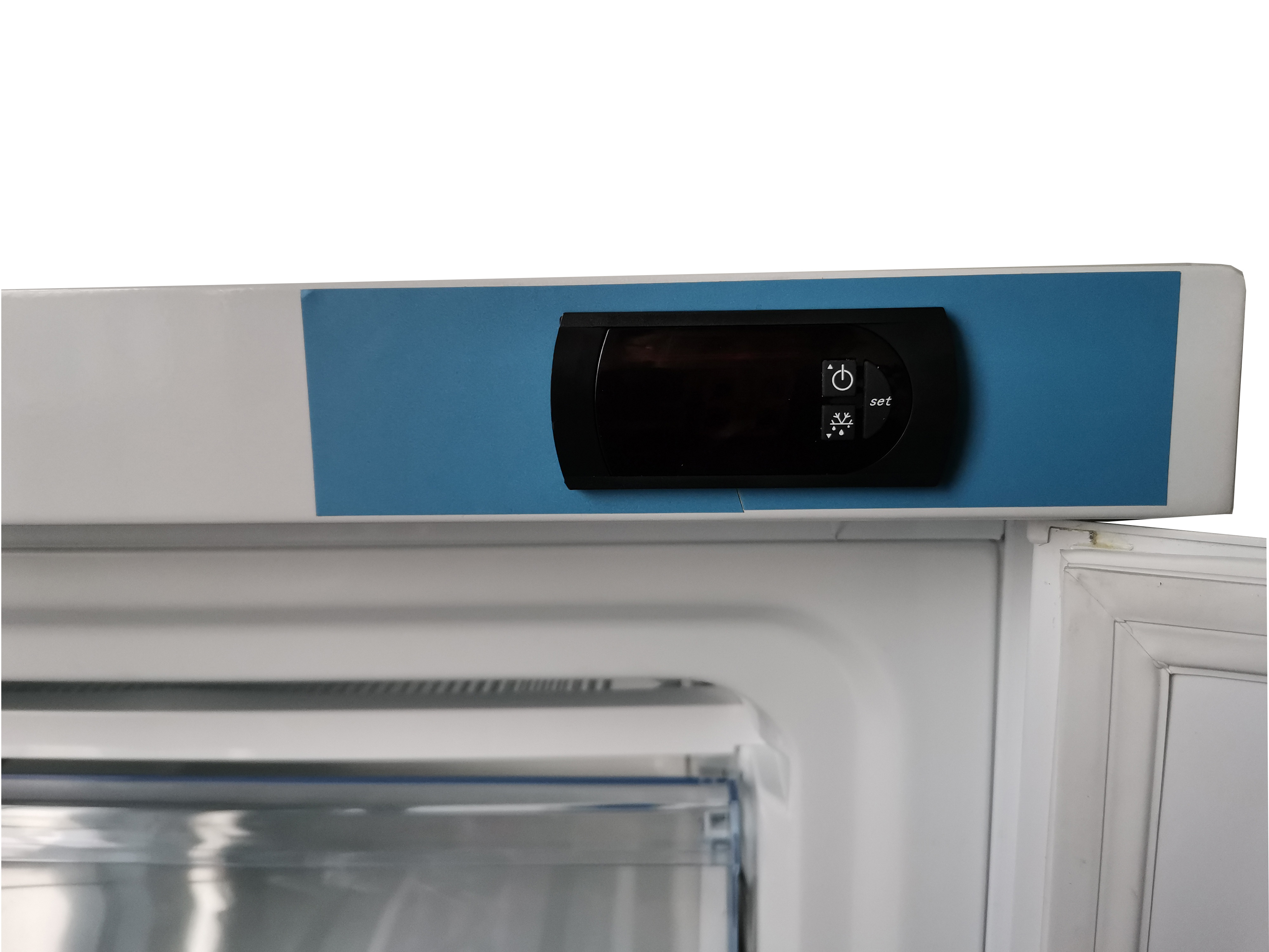 Congelatore refrigerato per idrocarburi con strato isolante ispessito